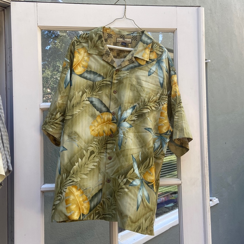 Tommy Bahama 100% SILK XL Button Up Hawaiian Shirt